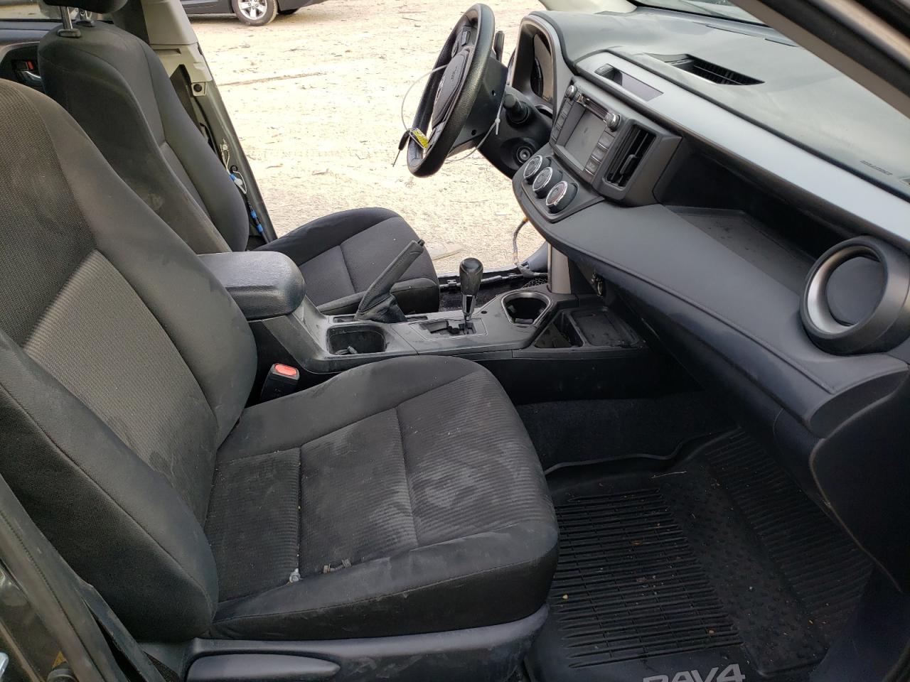 Photo 5 from auction – 2018 TOYOTA RAV4 LE with VIN JTMBFREV4JJ176254