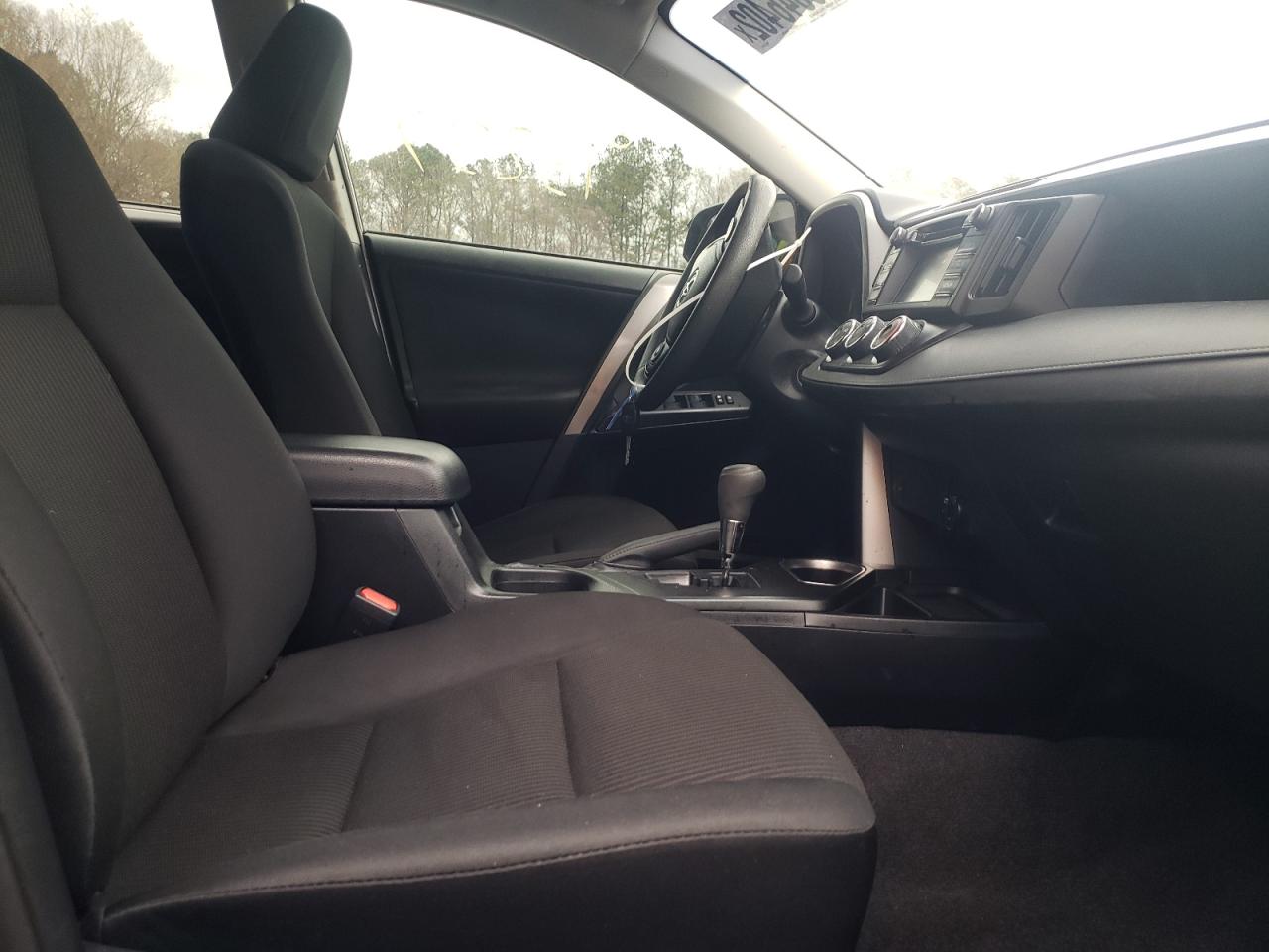 Photo 5 from auction – 2017 TOYOTA RAV4 LE with VIN JTMZFREVXHJ706378