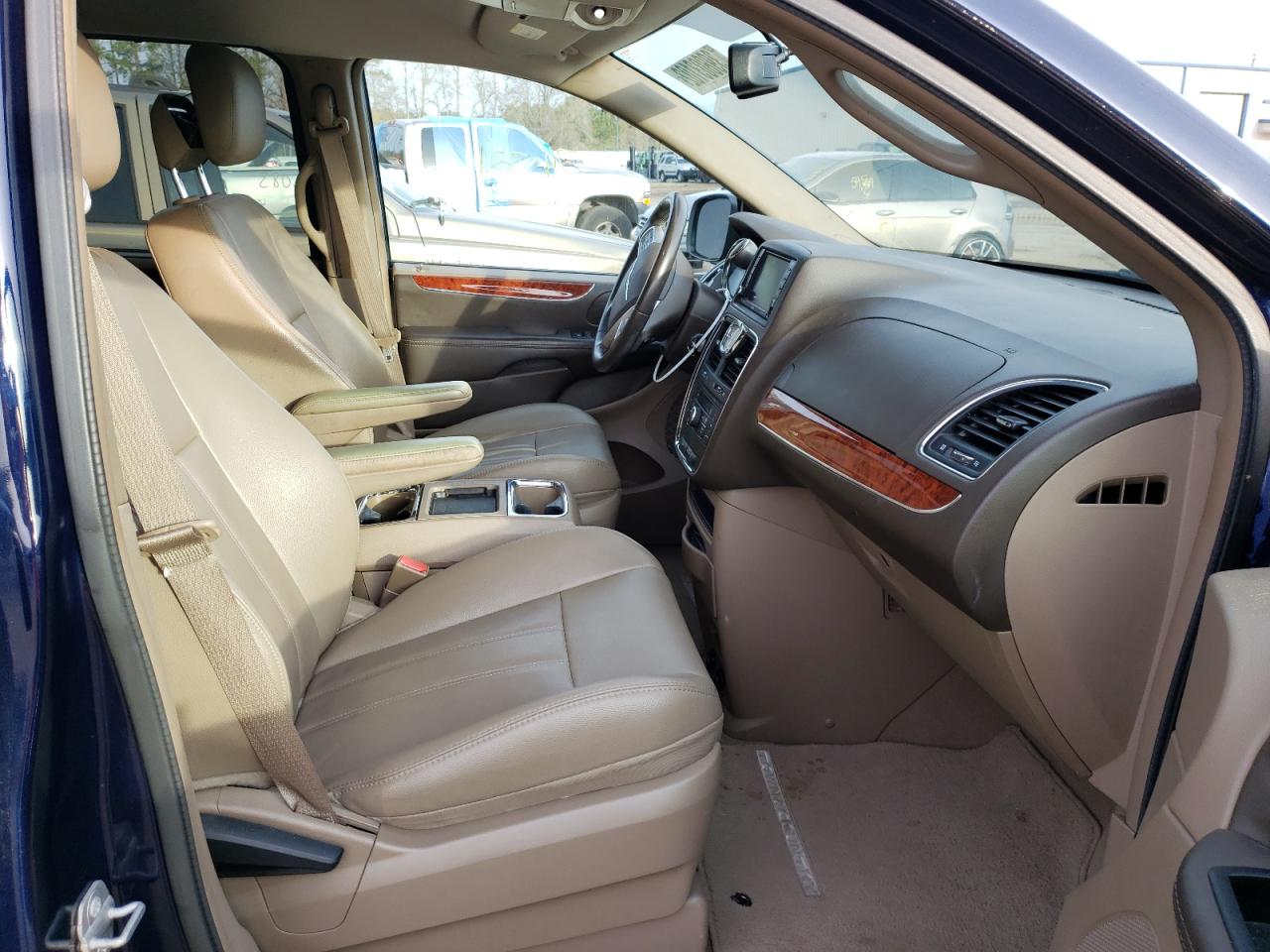 Photo 5 from auction – 2014 CHRYSLER TOWN & COU with VIN 2C4RC1BG0ER329583