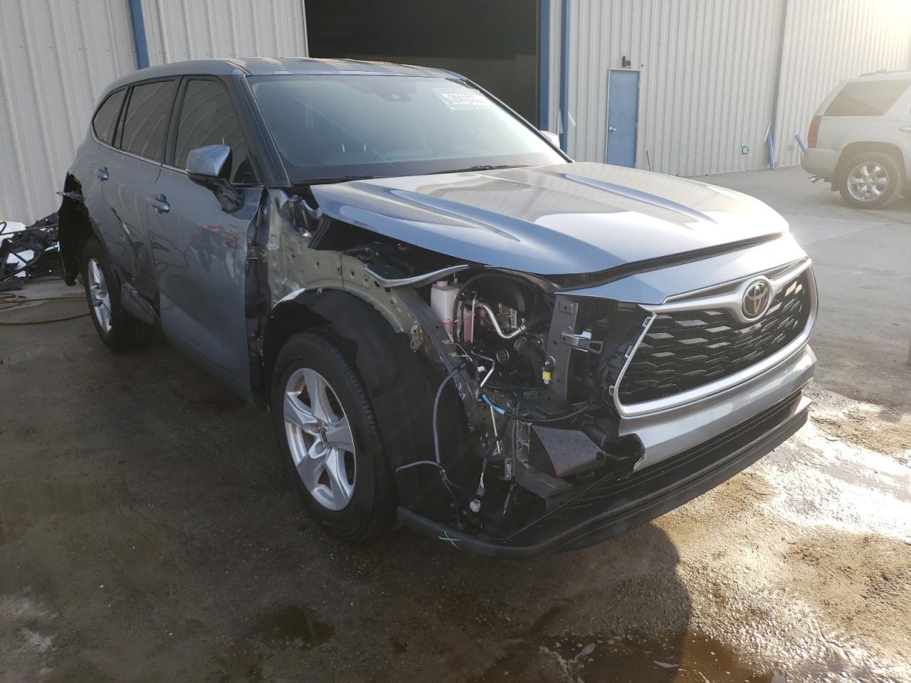 TOYOTA HIGHLANDER 2021 with VIN 5TDZZRAH6MS043587 - Photo from auction