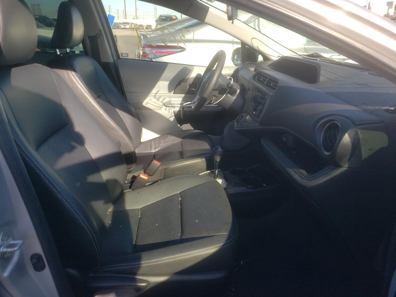 Photo 5 from auction – 2012 TOYOTA PRIUS C with VIN JTDKDTB3XC1023774