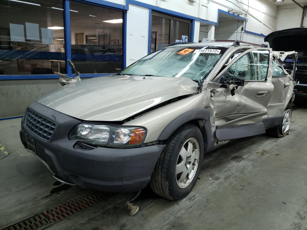 Photo 2 from auction – 2001 VOLVO V70 XC with VIN YV1SZ58D611006782