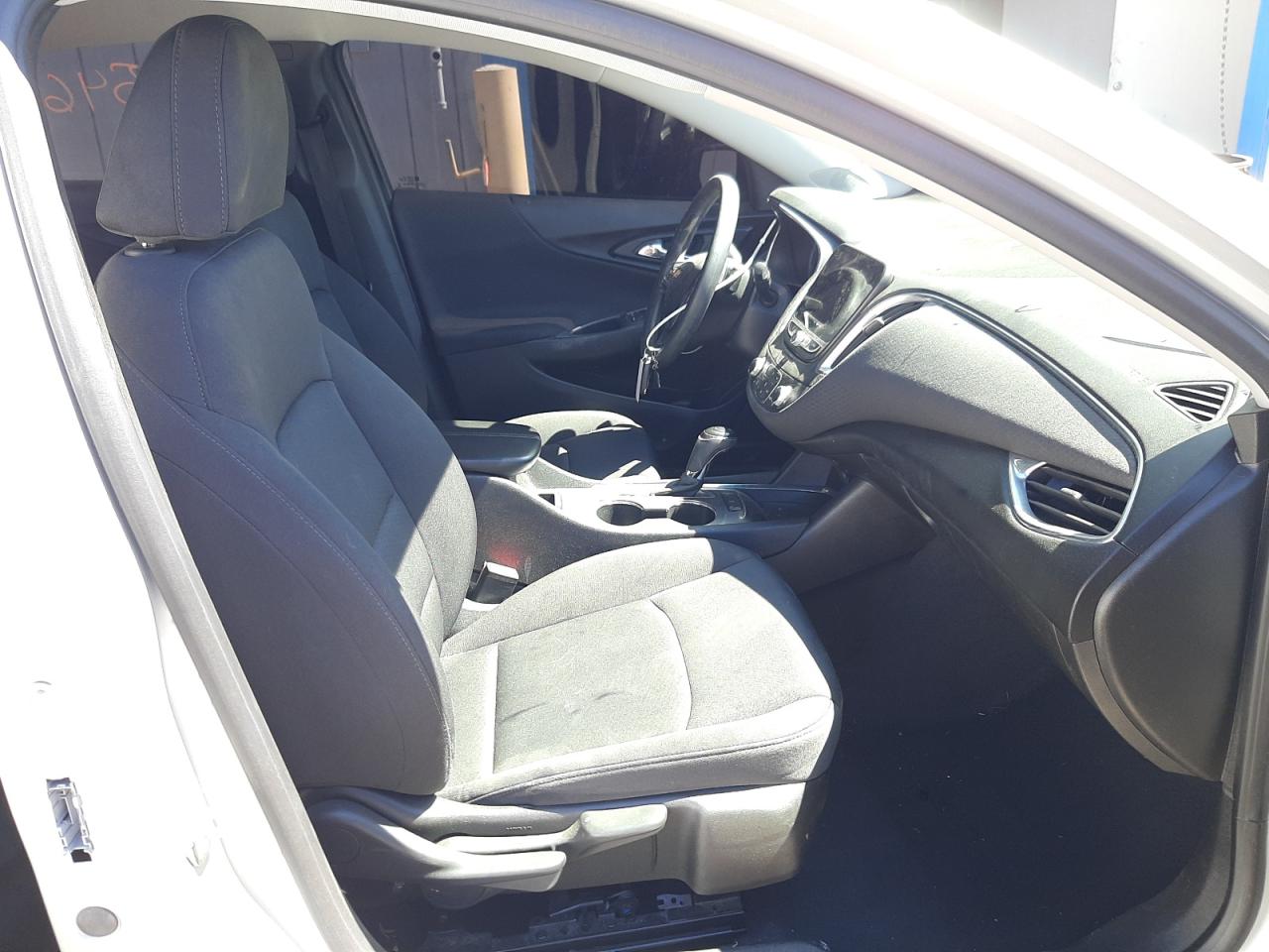 Photo 5 from auction – 2019 CHEVROLET MALIBU LT with VIN 1G1ZD5ST6KF106932