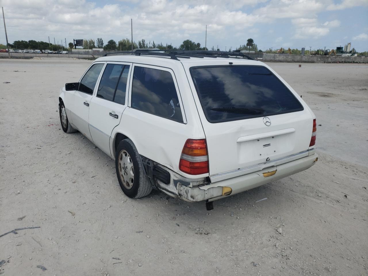 Photo 3 from auction – 1995 MERCEDES-BENZ E 320 with VIN WDBEA92E8SF308502