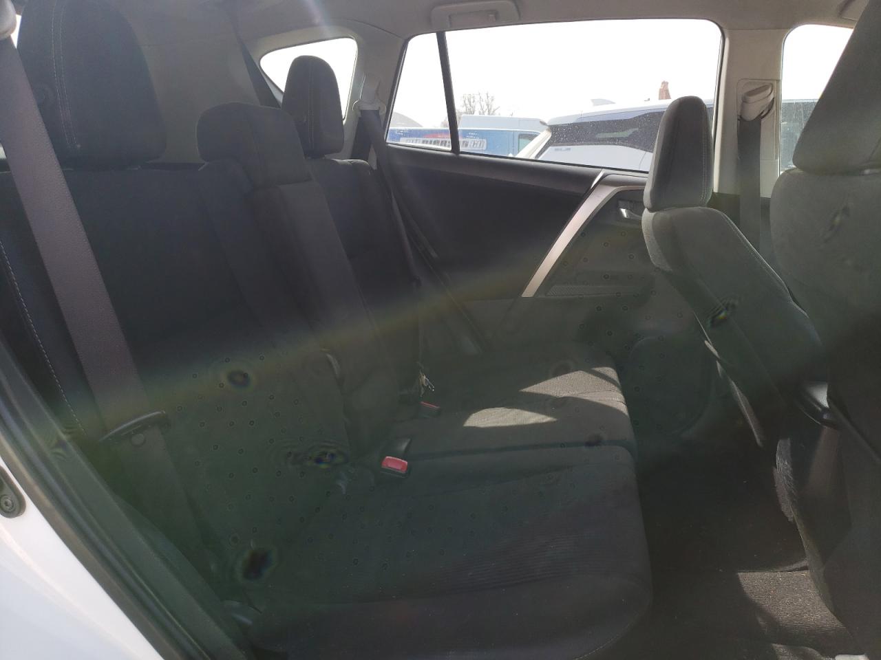 Photo 18 from auction – 2015 TOYOTA RAV4 XLE with VIN JTMRFREVXFD165800