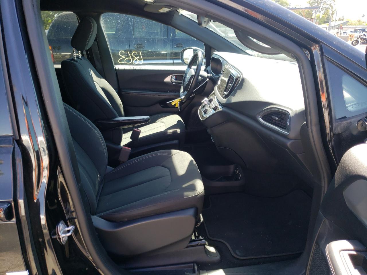 Photo 5 from auction – 2019 CHRYSLER PACIFICA H with VIN 2C4RC1H76KR590297