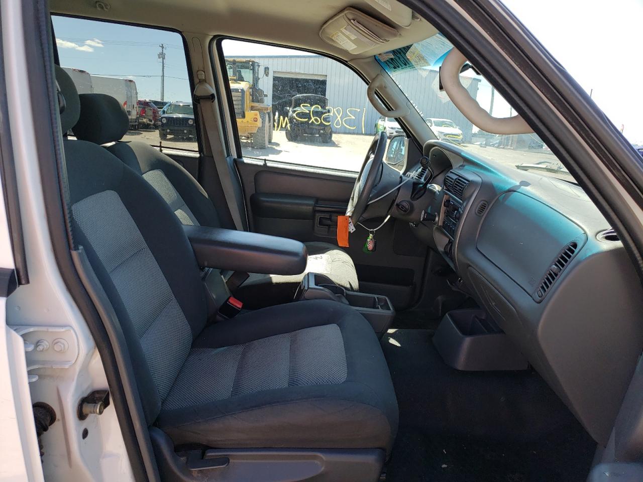 Photo 5 from auction – 2005 FORD EXPLORER S with VIN 1FMZU67K65UA88053