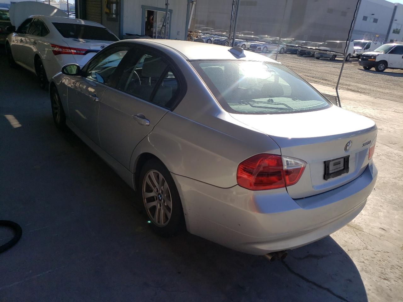 Photo 3 from auction – 2007 BMW 3 SERIES with VIN WBAVA33547KX78759