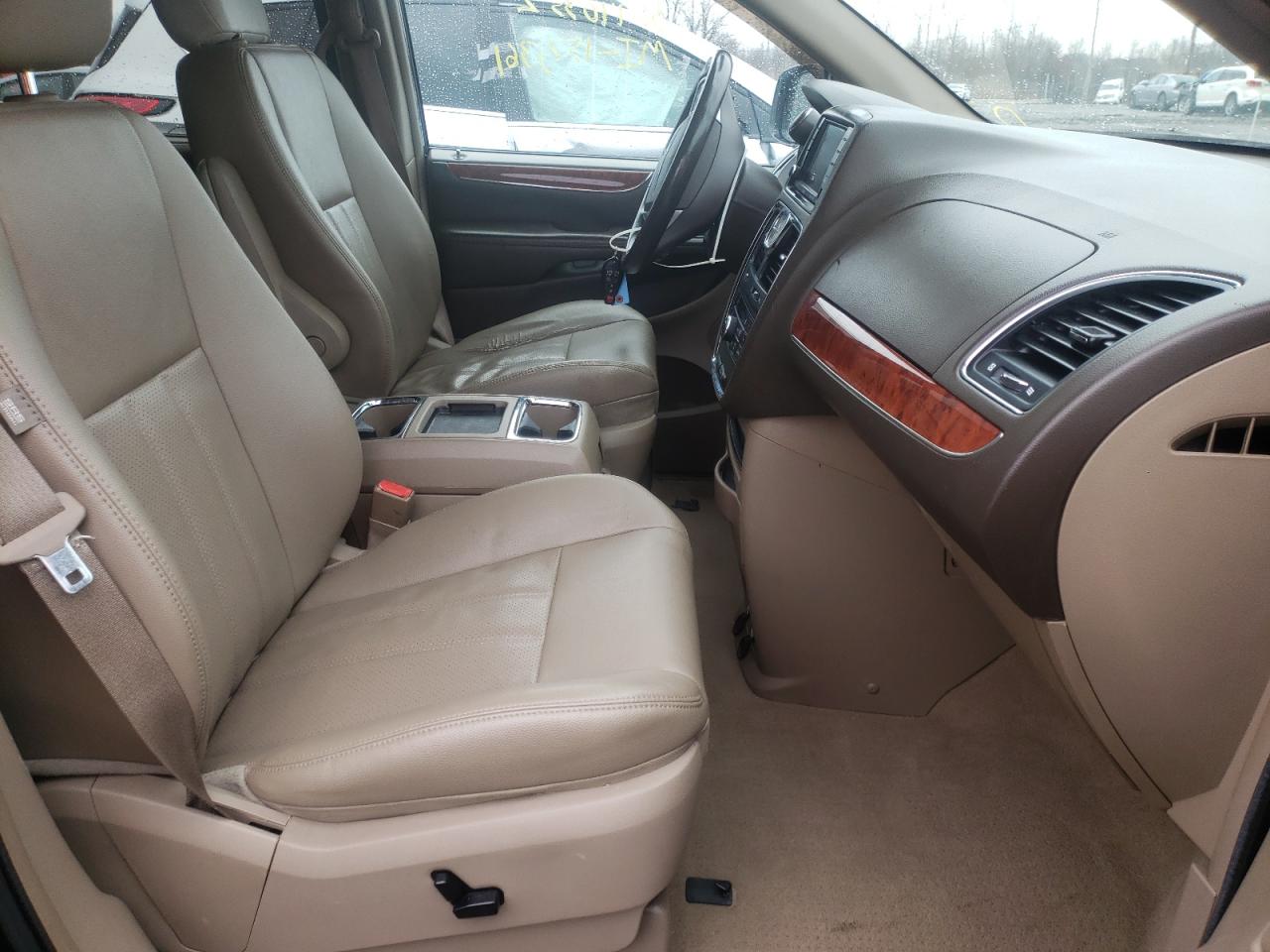 Photo 5 from auction – 2014 CHRYSLER TOWN & COU with VIN 2C4RC1CG6ER178201