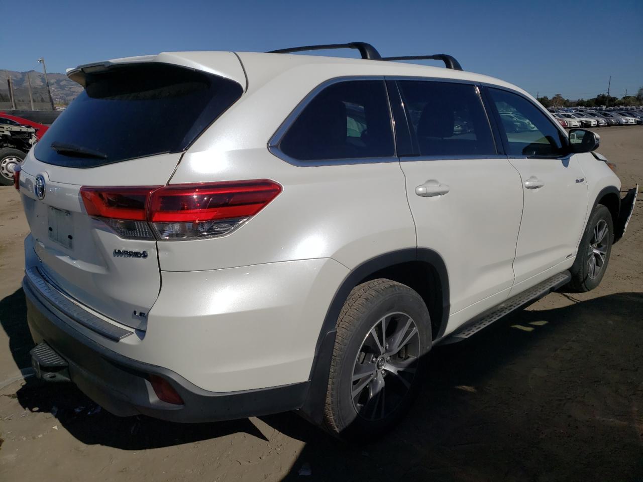 Photo 4 from auction – 2017 TOYOTA HIGHLANDER with VIN 5TDBGRFH2HS033676