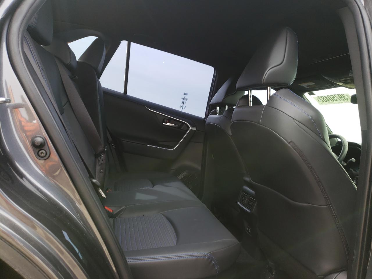 Photo 6 from auction – 2020 TOYOTA RAV4 XSE with VIN JTMEWRFV0LJ033963