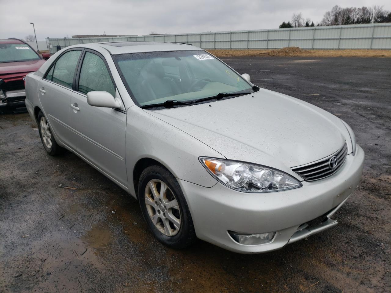 TOYOTA CAMRY LE 2005 with VIN 4T1BF30K95U089931 - Photo from auction