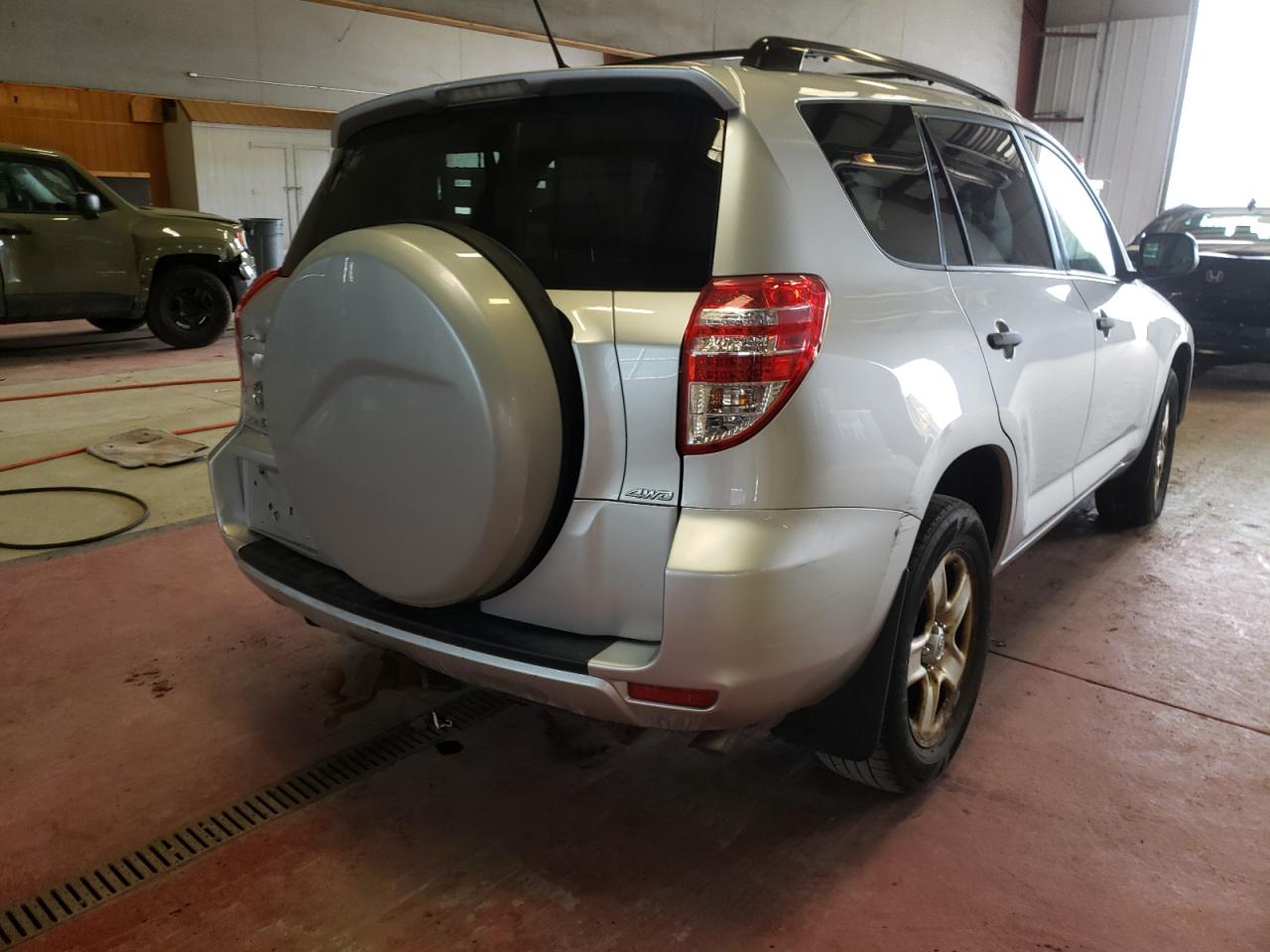 Photo 4 from auction – 2009 TOYOTA RAV4 with VIN JTMBF35VX95008426