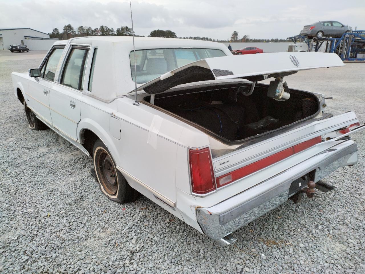 Photo 3 from auction – 1988 LINCOLN CONTINENTA with VIN 1LNBM81F2JY806919
