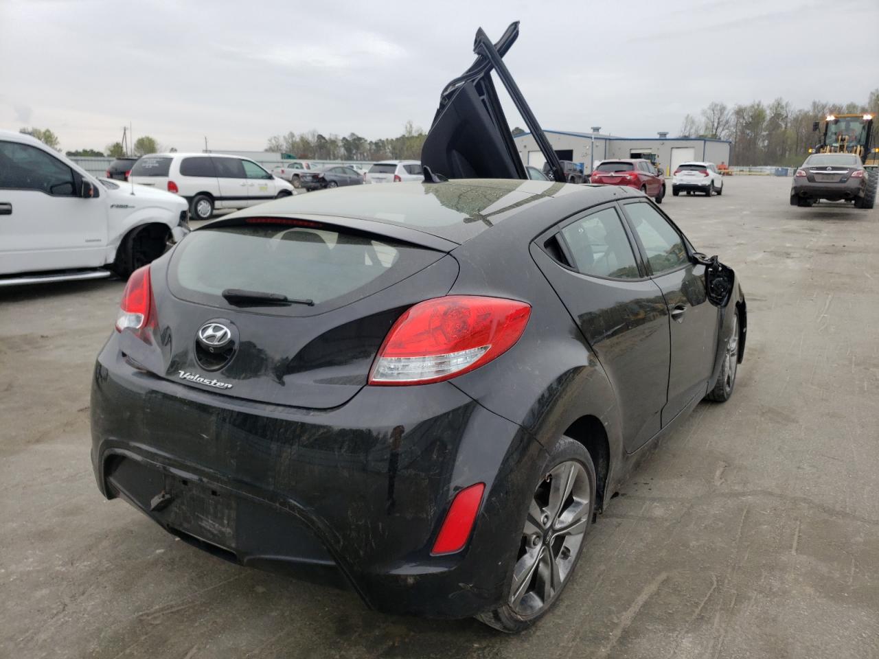 Photo 4 from auction – 2017 HYUNDAI VELOSTER with VIN KMHTC6AD6HU322859