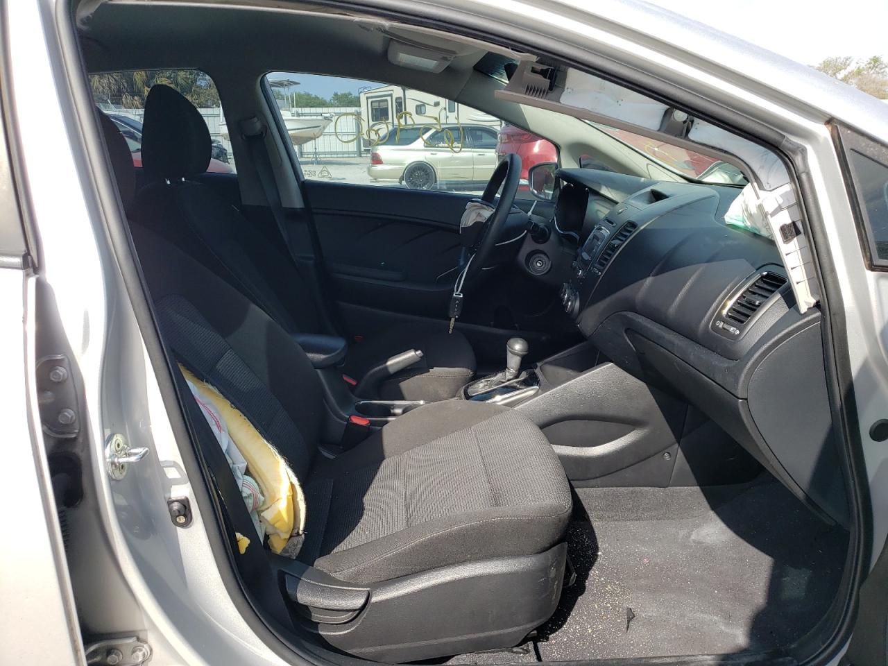 Photo 5 from auction – 2017 KIA FORTE LX with VIN 3KPFK4A71HE138446