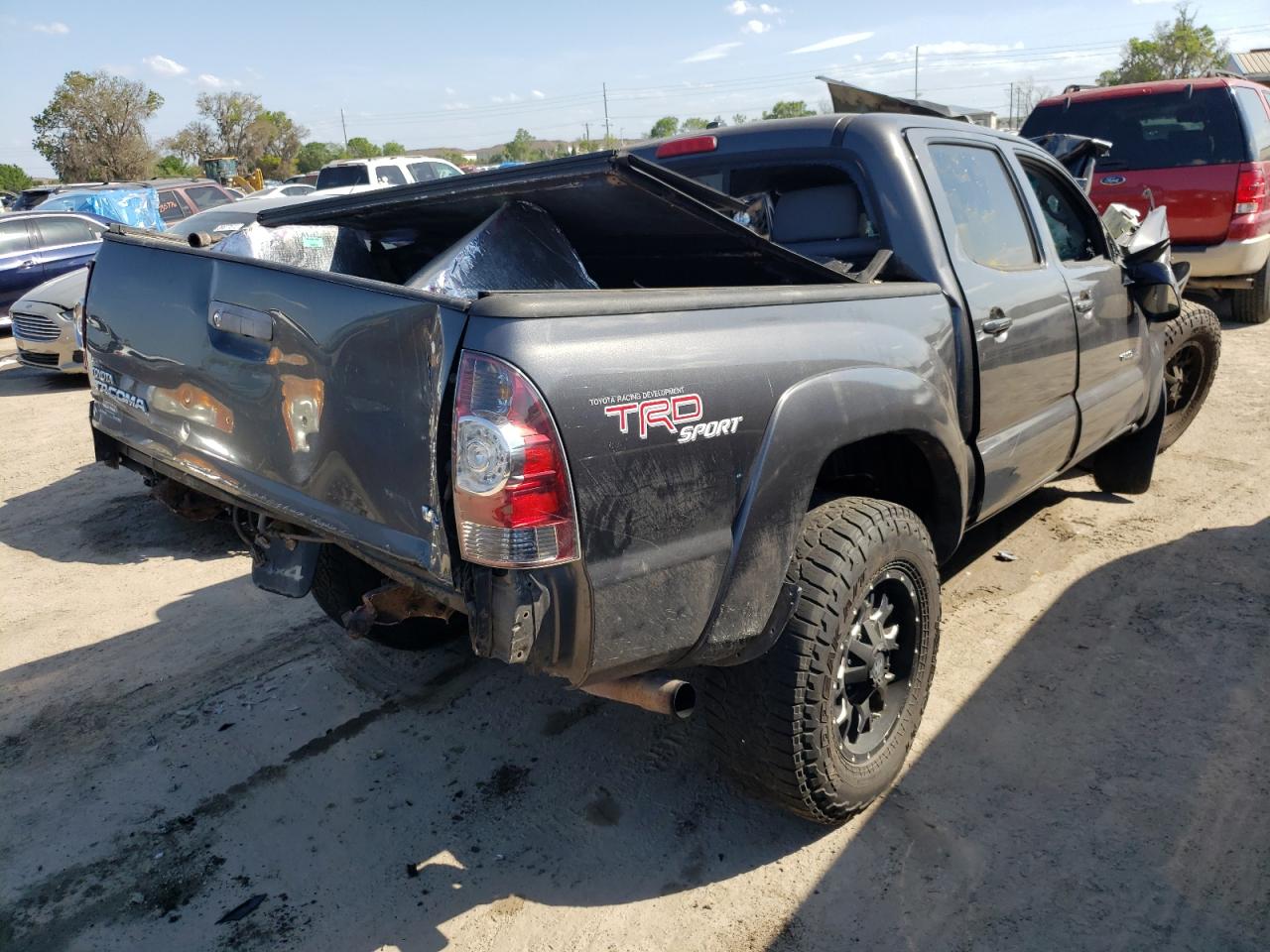 Photo 4 from auction – 2011 TOYOTA TACOMA DOU with VIN 3TMLU4EN7BM063173