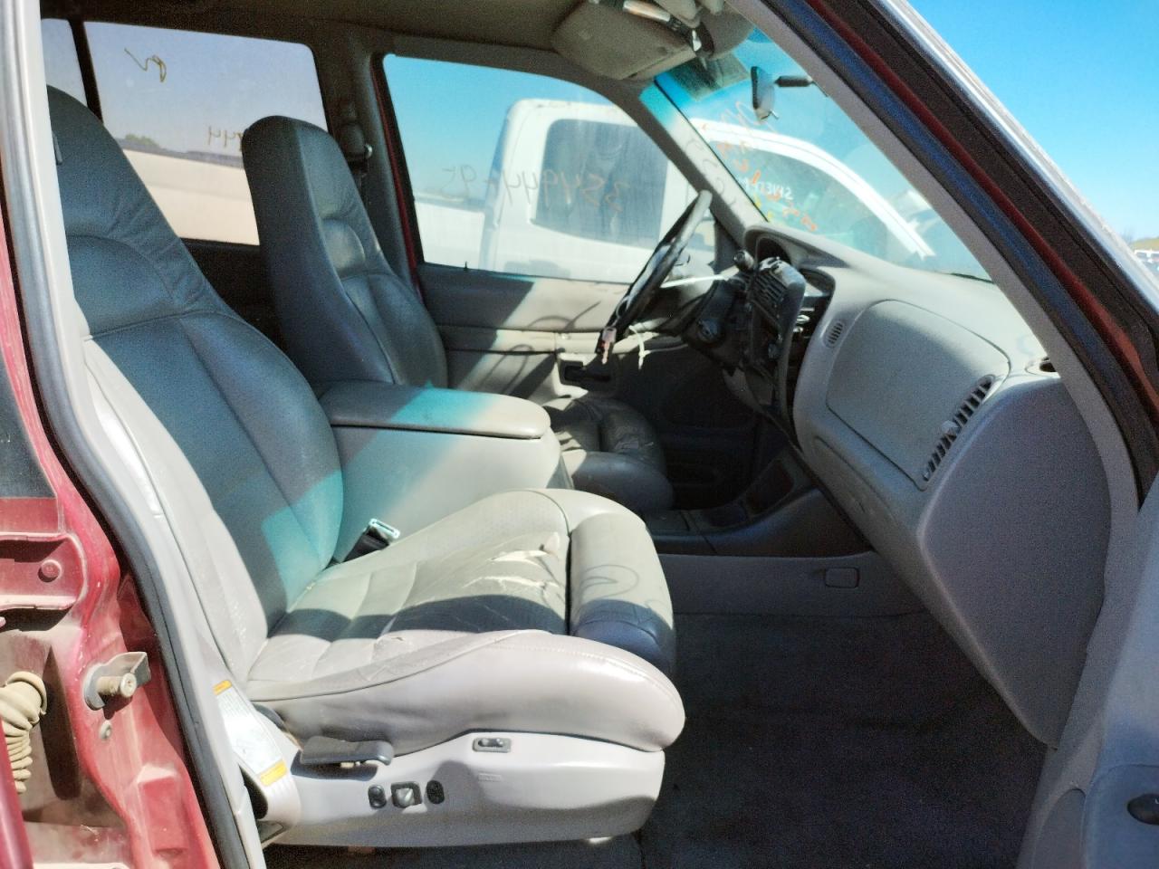 Photo 5 from auction – 1995 FORD EXPLORER with VIN 1FMDU34X9SZB30741