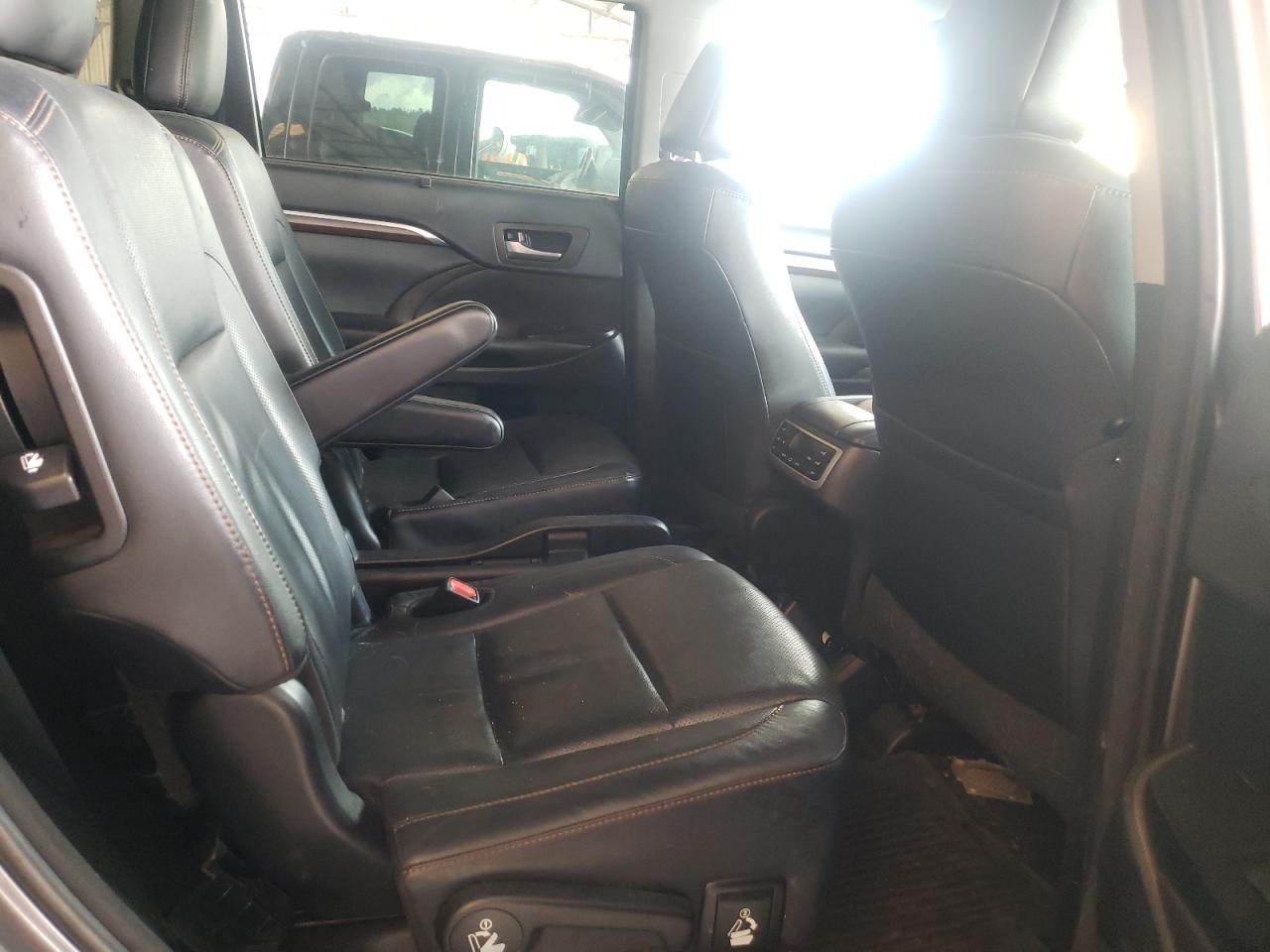 Photo 6 from auction – 2016 TOYOTA HIGHLANDER with VIN 5TDDCRFH3GS019319
