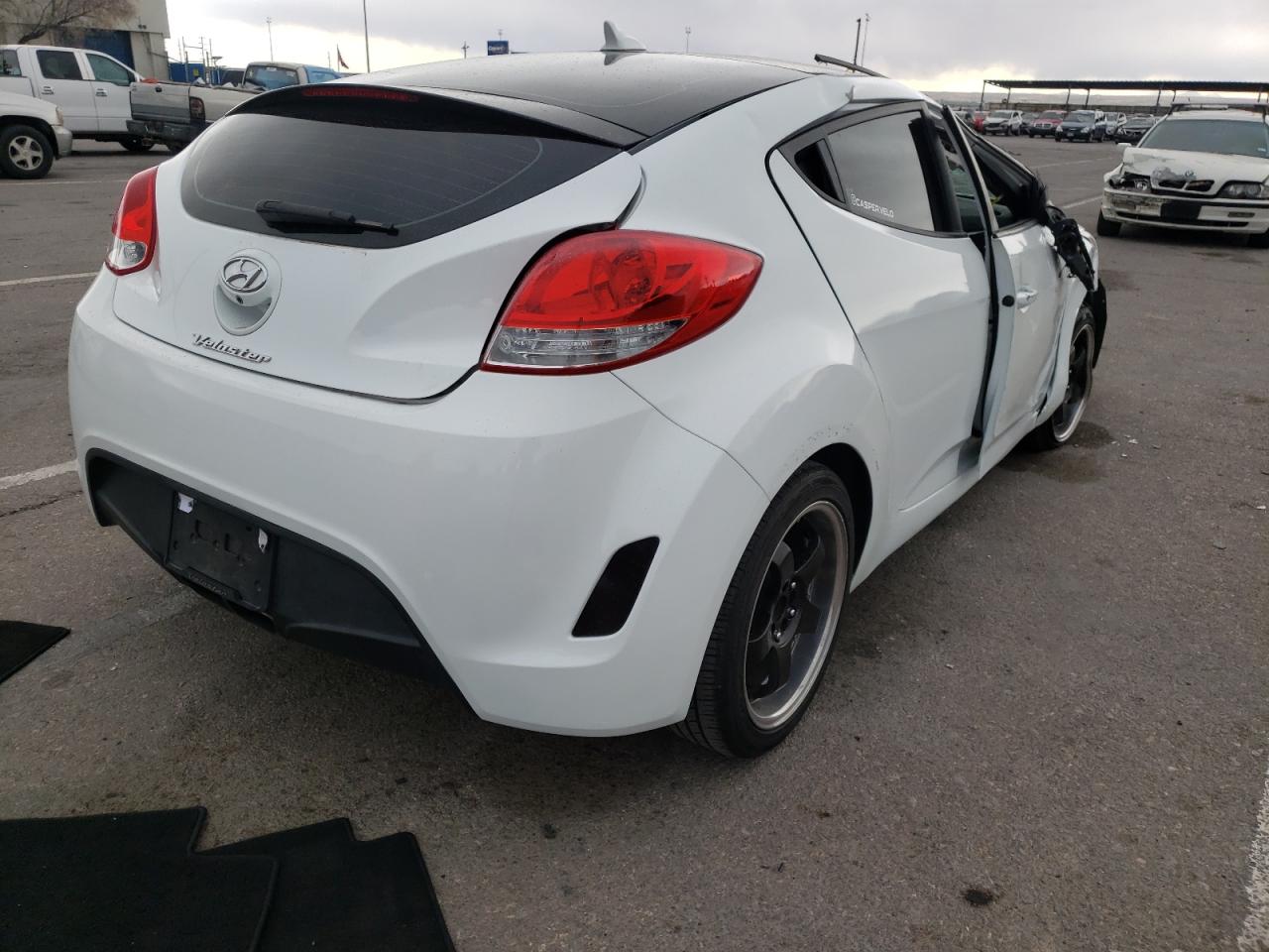 Photo 4 from auction – 2017 HYUNDAI VELOSTER with VIN KMHTC6AD6HU308041