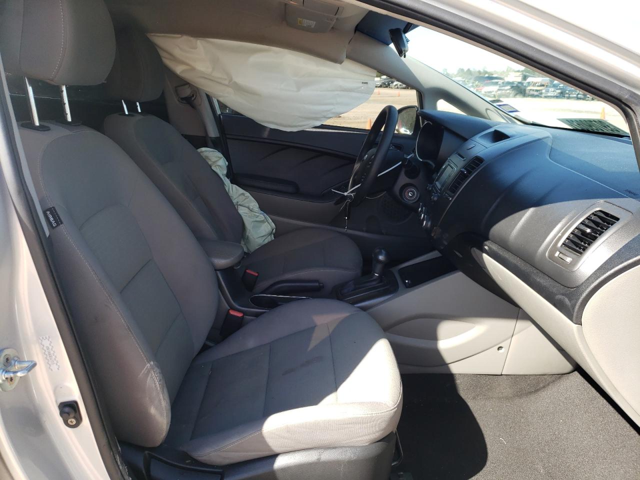 Photo 5 from auction – 2016 KIA FORTE LX with VIN KNAFX4A60G5572115