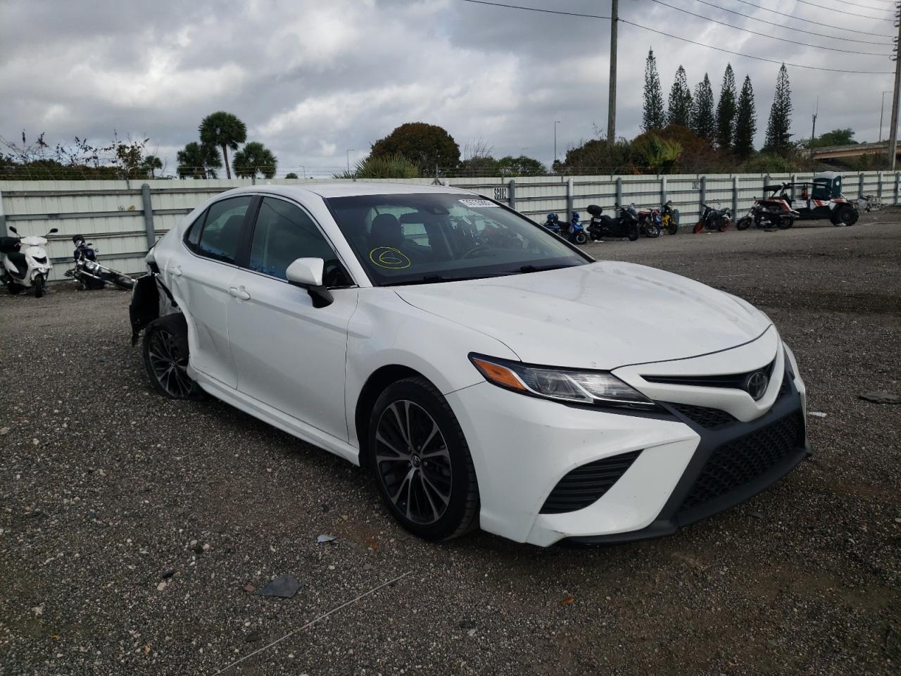 TOYOTA CAMRY L 2018 with VIN 4T1B11HK0JU653290 - Photo from auction