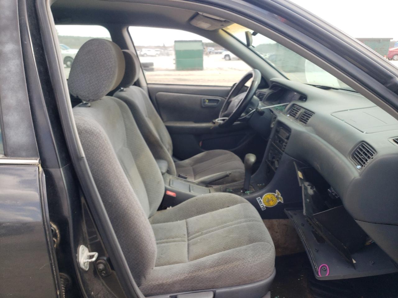Photo 5 from auction – 2000 TOYOTA CAMRY CE with VIN 4T1BG22K6YU953150