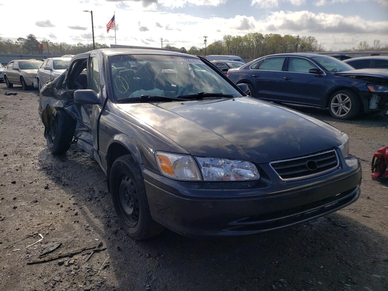 TOYOTA CAMRY CE 2000 with VIN 4T1BG22K5YU998399 - Photo from auction