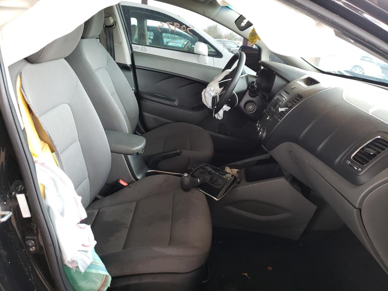 Photo 5 from auction – 2018 KIA FORTE LX with VIN 3KPFK4A70JE204135
