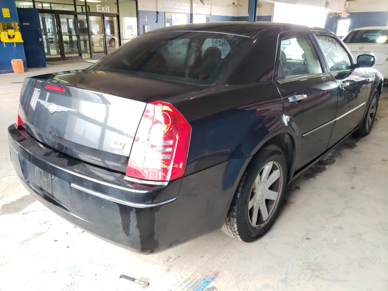 Photo 4 from auction – 2010 CHRYSLER 300 TOURIN with VIN 2C3CA4CD2AH241981