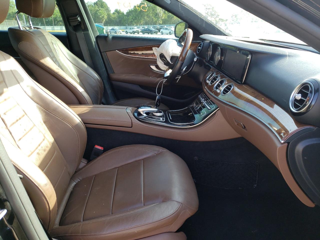 Photo 5 from auction – 2017 MERCEDES-BENZ E 300 with VIN WDDZF4JB9HA173119