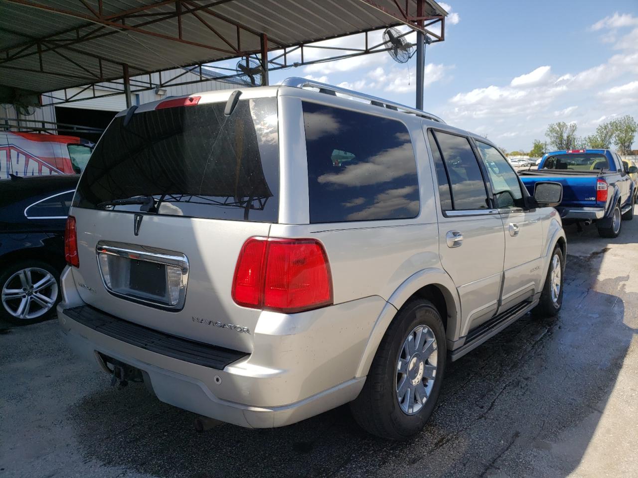 Photo 4 from auction – 2004 LINCOLN NAVIGATOR with VIN 5LMFU27R94LJ09262