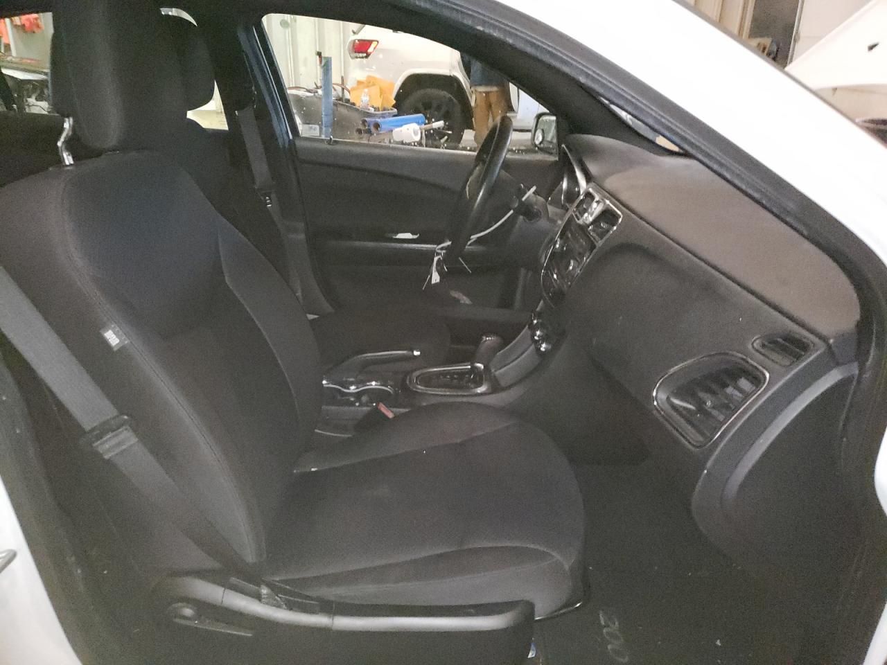 Photo 5 from auction – 2013 CHRYSLER 200 LX with VIN 1C3CCBAG3DN738898