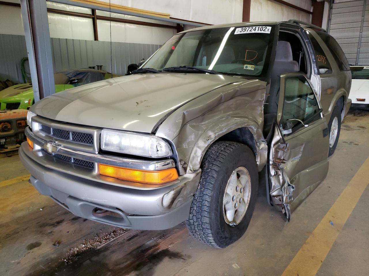 Photo 2 from auction – 2000 CHEVROLET BLAZER with VIN 1GNCT18W1YK228602