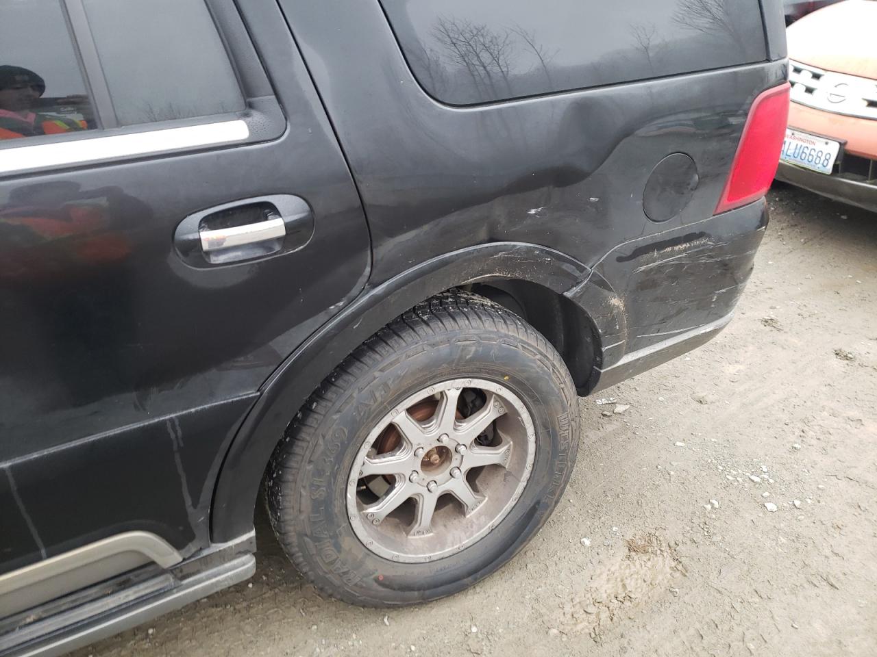 Photo 9 from auction – 2004 LINCOLN NAVIGATOR with VIN 5LMFU28R64LJ32934