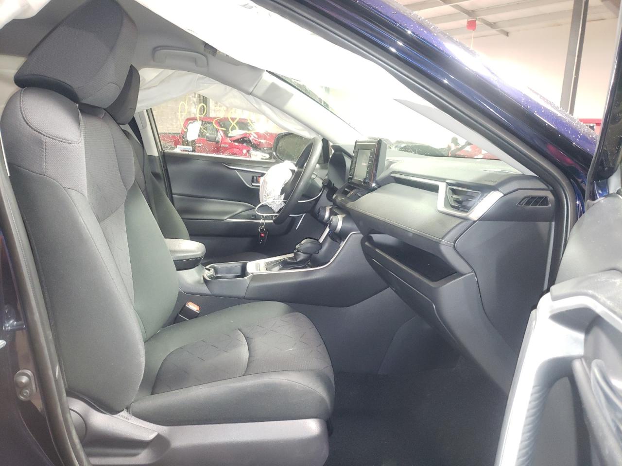 Photo 5 from auction – 2020 TOYOTA RAV4 XLE with VIN JTMP1RFV4LD524753