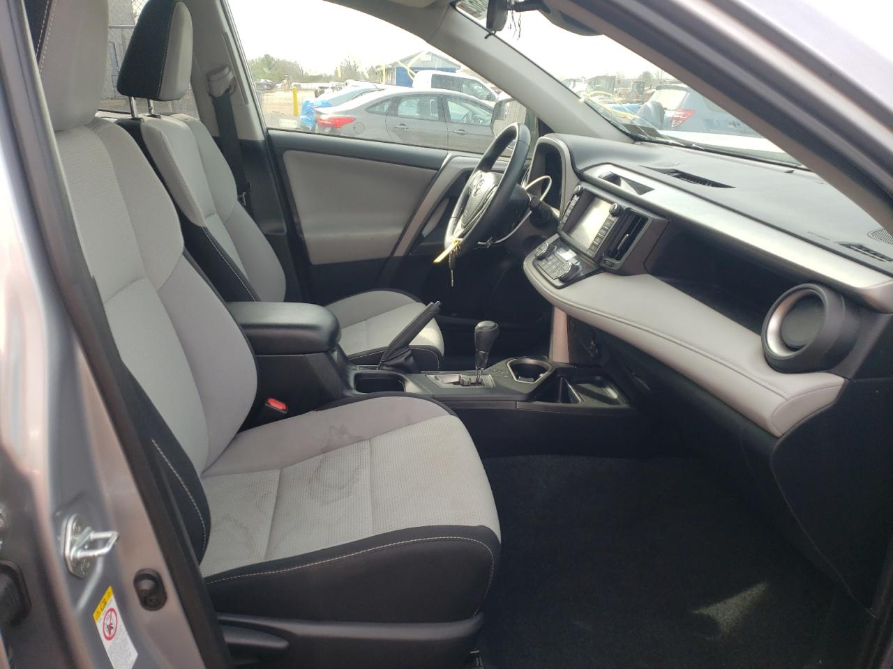 Photo 5 from auction – 2017 TOYOTA RAV4 XLE with VIN 2T3RFREV5HW632529