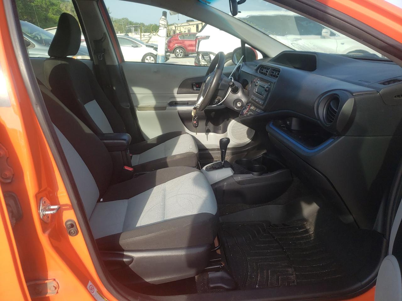 Photo 5 from auction – 2013 TOYOTA PRIUS C with VIN JTDKDTB38D1031759