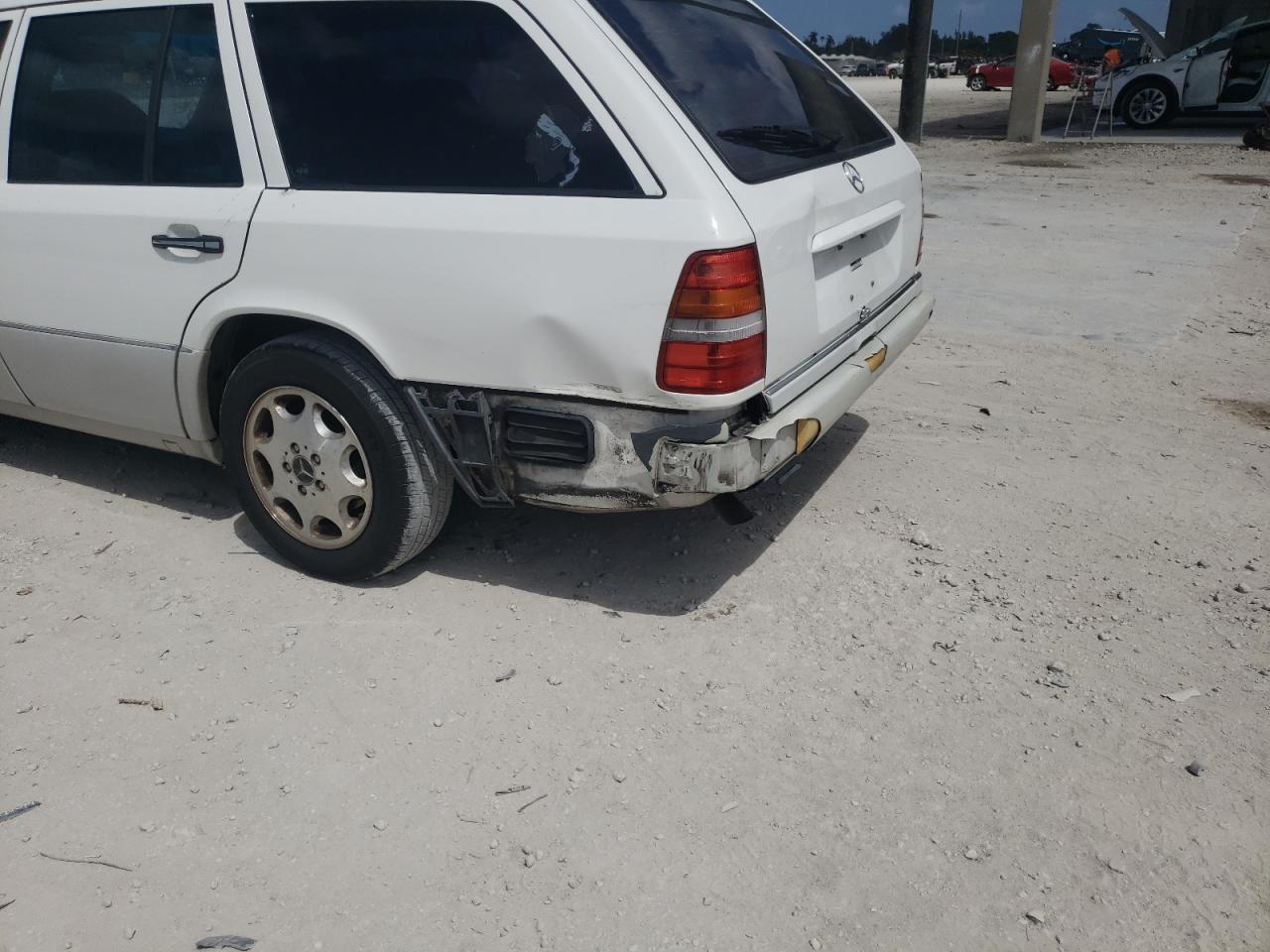 Photo 9 from auction – 1995 MERCEDES-BENZ E 320 with VIN WDBEA92E8SF308502