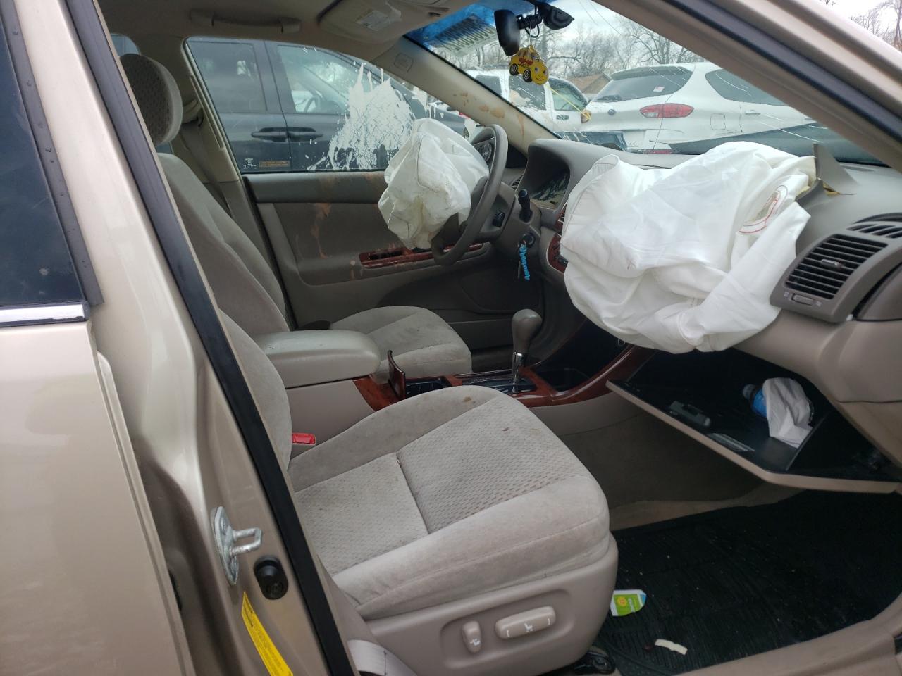 Photo 5 from auction – 2004 TOYOTA CAMRY LE with VIN 4T1BE30K44U812571