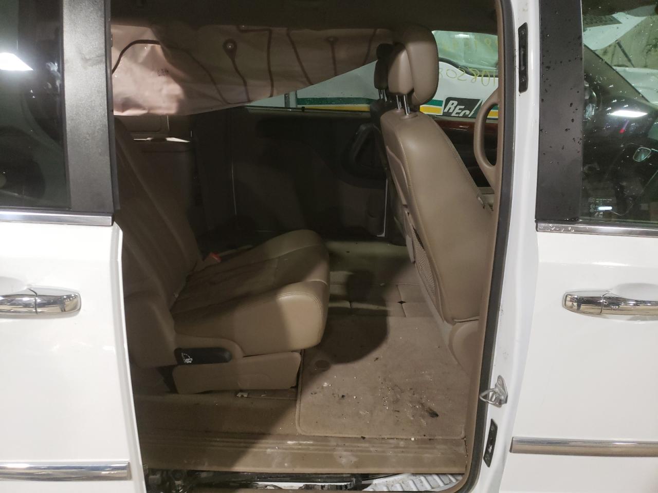Photo 6 from auction – 2015 CHRYSLER TOWN & COU with VIN 2C4RC1CG1FR574098