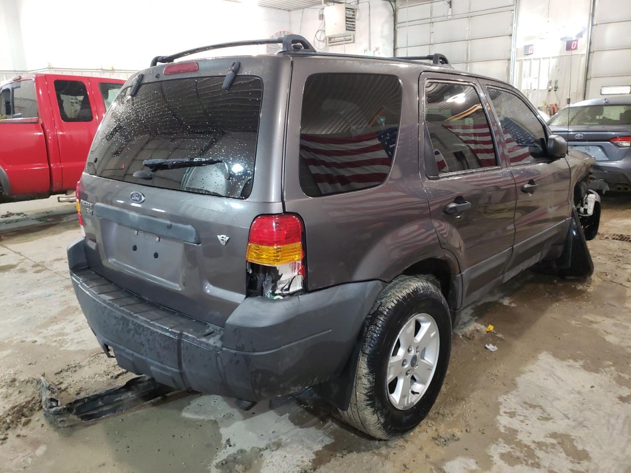 Photo 4 from auction – 2005 FORD ESCAPE XLT with VIN 1FMCU03145KC05401