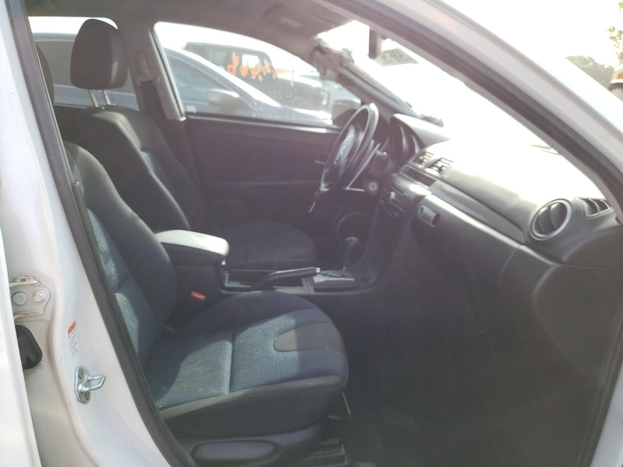 Photo 5 from auction – 2006 MAZDA 3 HATCHBAC with VIN JM1BK343461438113