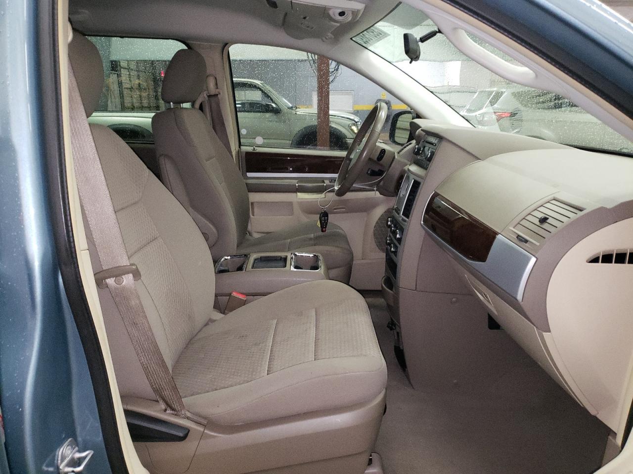 Photo 5 from auction – 2010 CHRYSLER TOWN & COU with VIN 2A4RR5D15AR138163