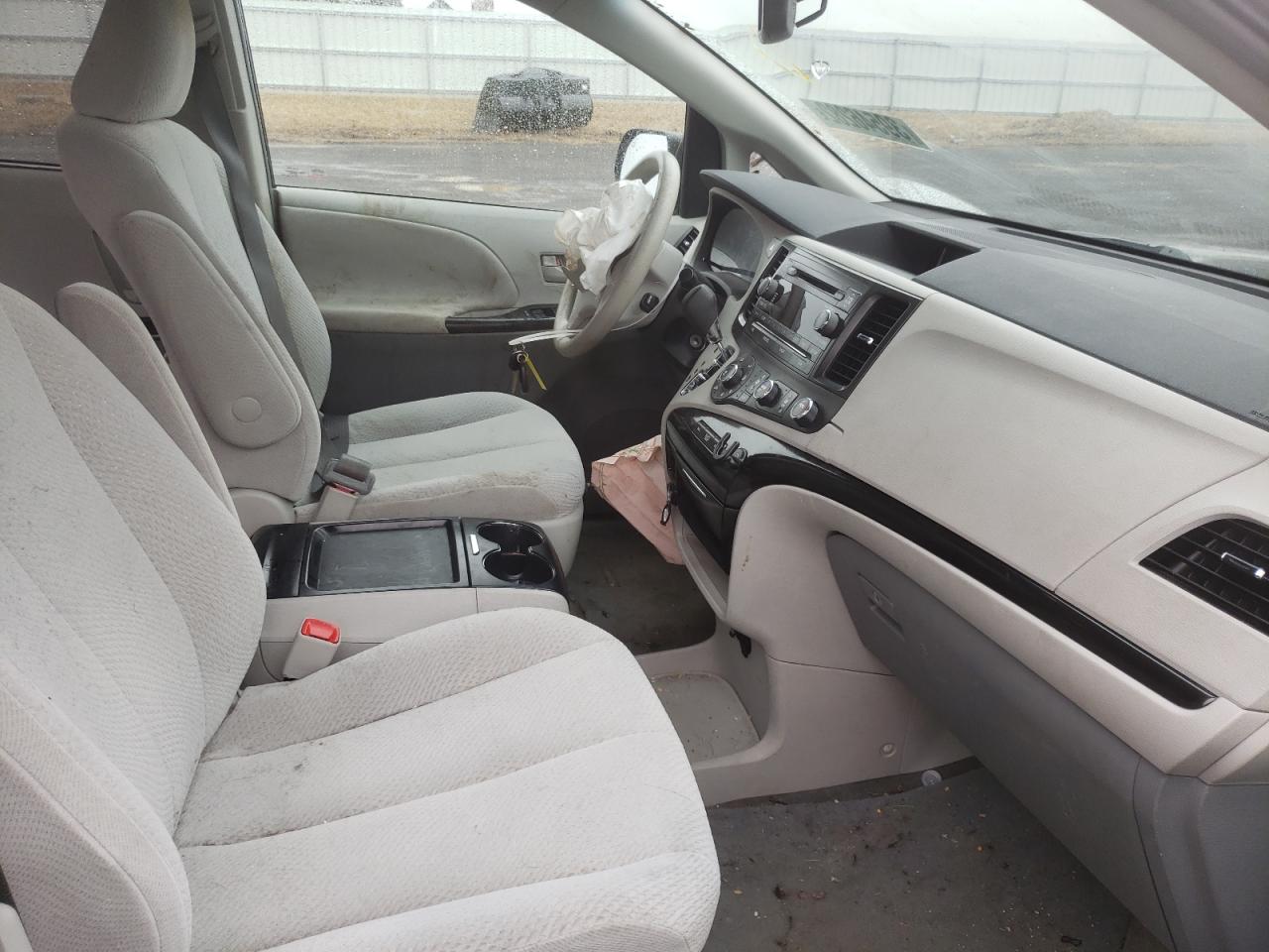 Photo 5 from auction – 2011 TOYOTA SIENNA LE with VIN 5TDKK3DC8BS115275
