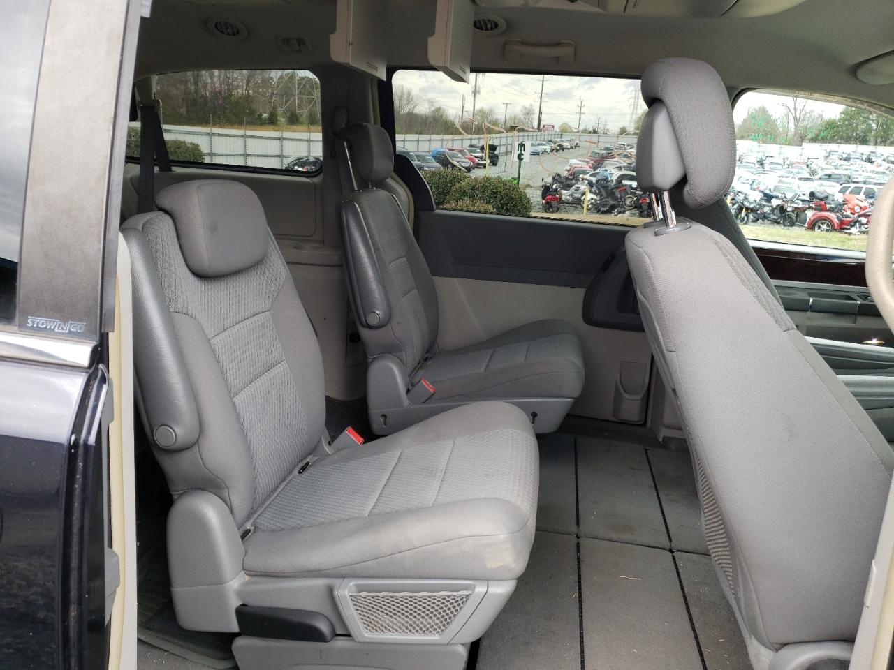 Photo 6 from auction – 2010 CHRYSLER TOWN & COU with VIN 2A4RR5D18AR449019