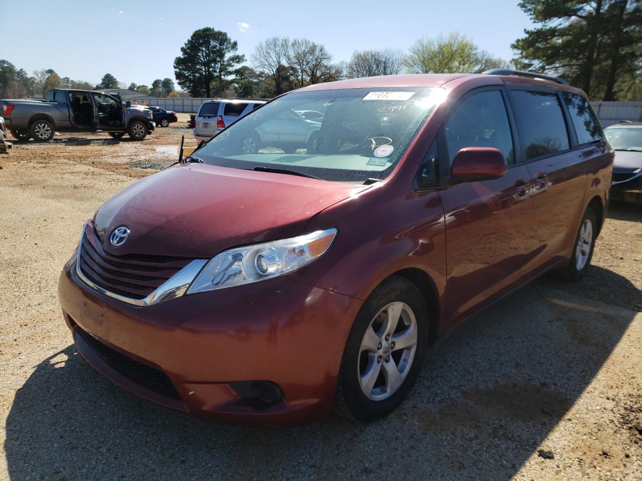 Photo 2 from auction – 2017 TOYOTA SIENNA LE with VIN 5TDKZ3DC4HS862991