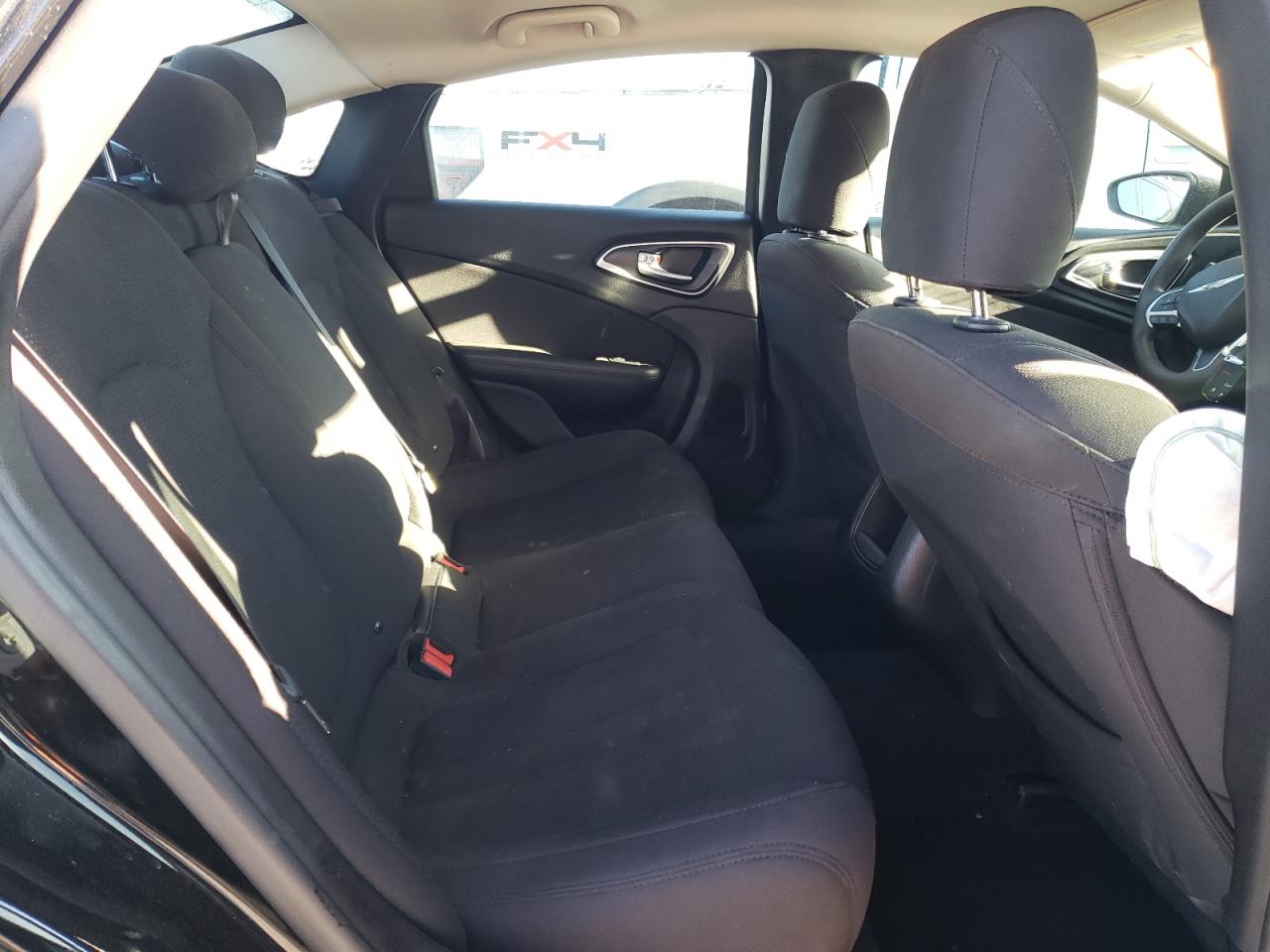 Photo 6 from auction – 2016 CHRYSLER 200 LIMITE with VIN 1C3CCCAB0GN117858