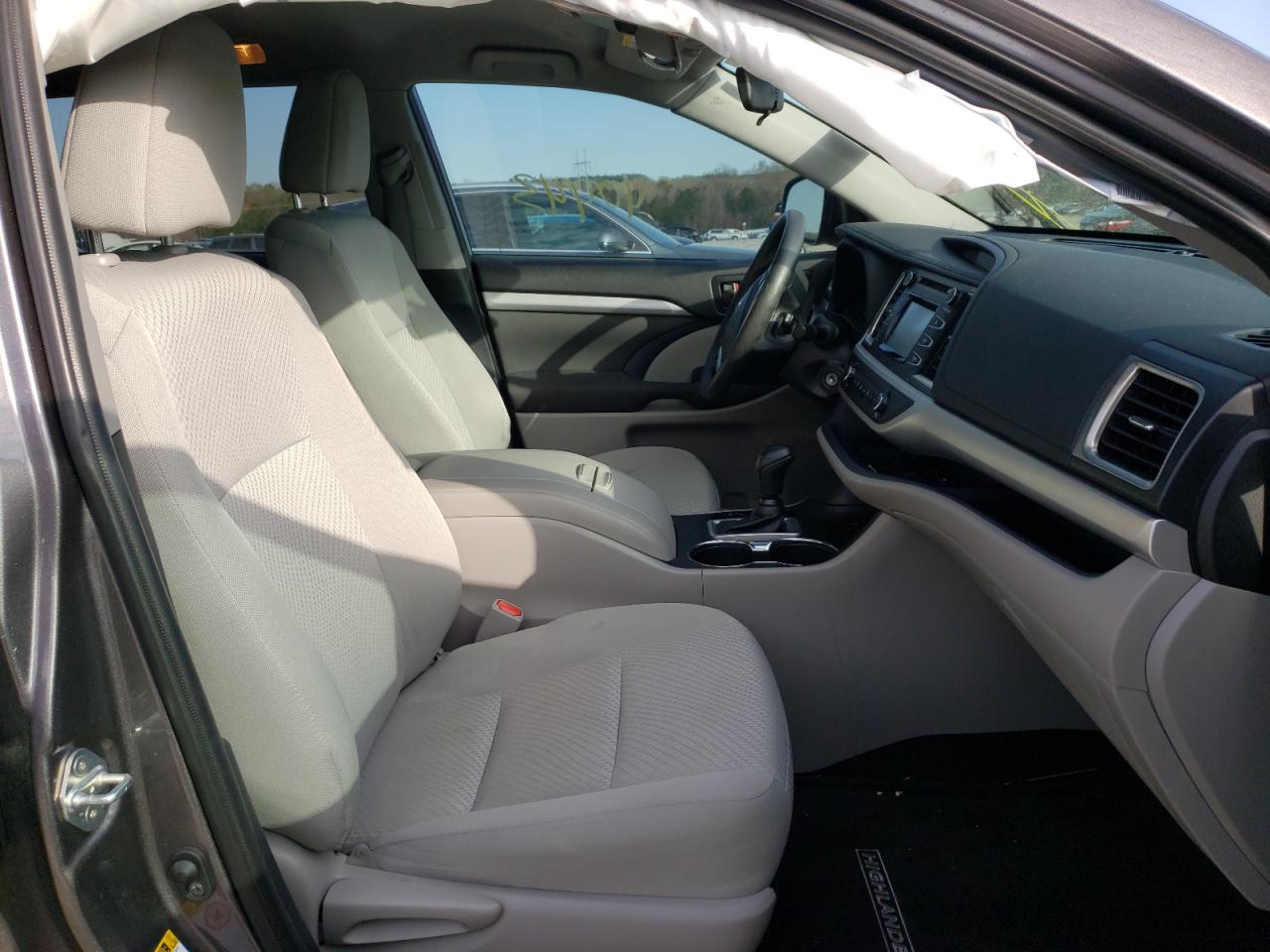 Photo 5 from auction – 2019 TOYOTA HIGHLANDER with VIN 5TDZARFH5KS046669