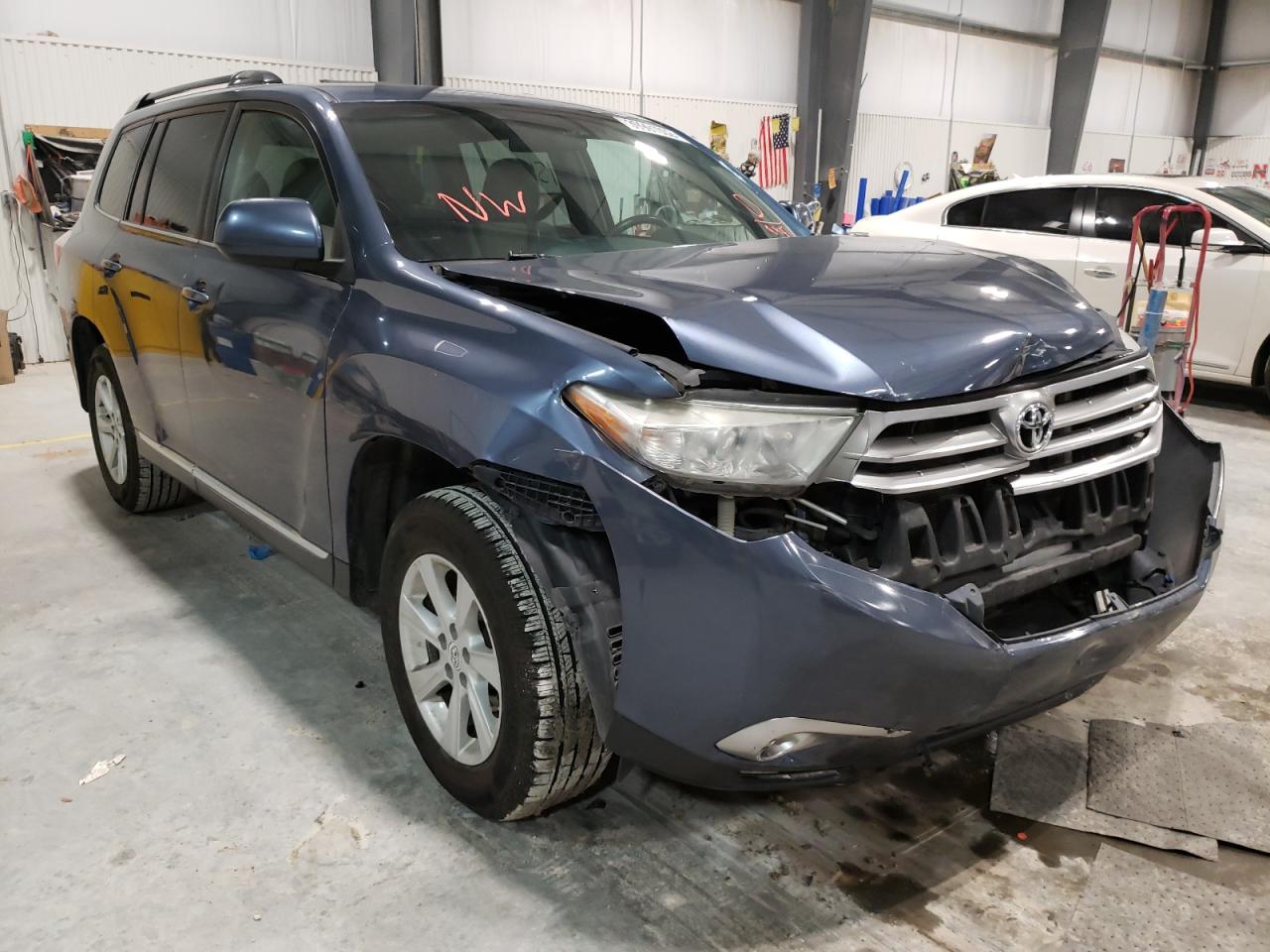 TOYOTA HIGHLANDER 2013 مع رقم تعريف المركبة 5TDBK3EH3DS199387 - صورة من المزاد